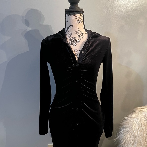 Elegant Black Button-Up Dress - Picture 2 of 3